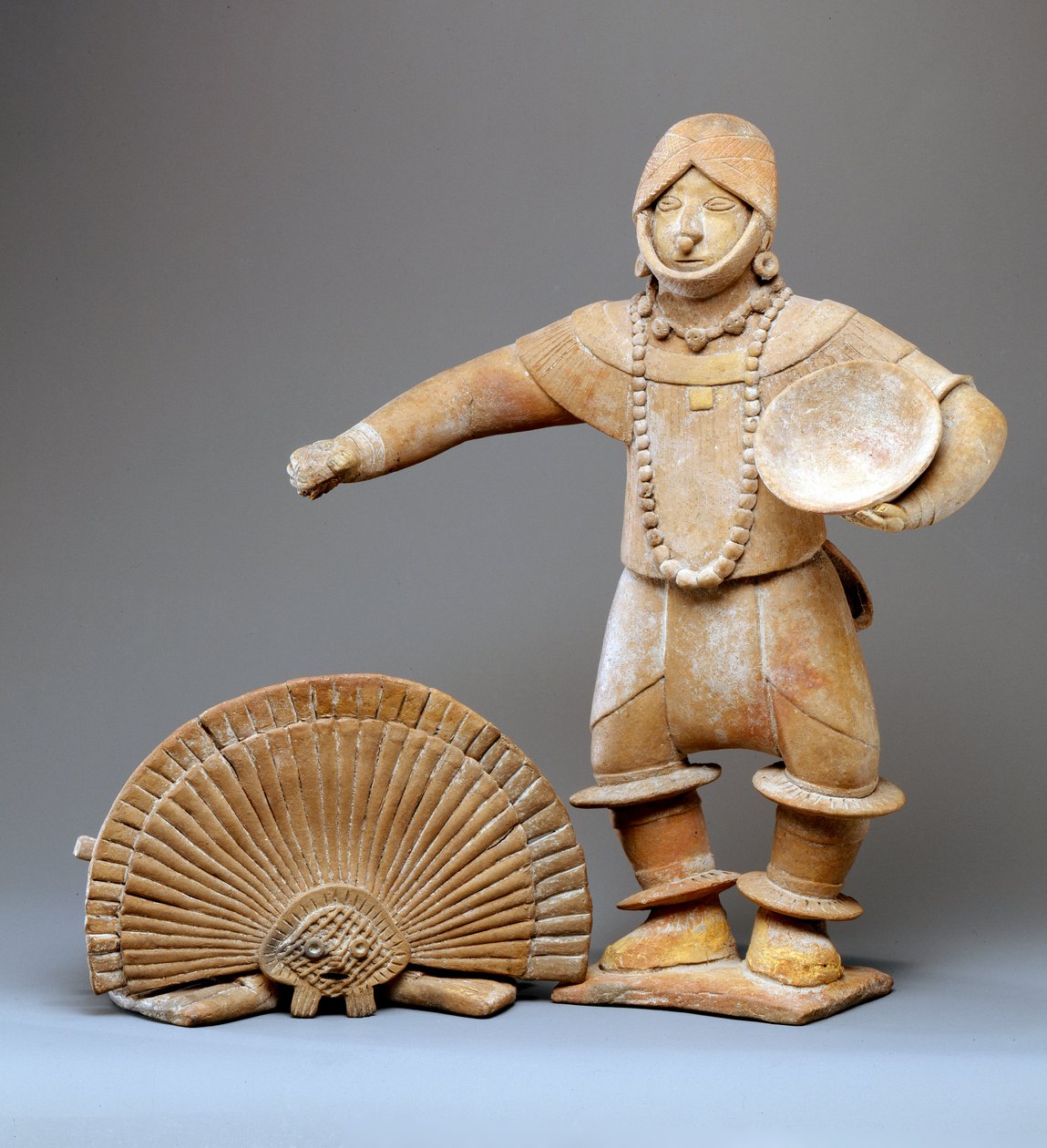 Başlıklı dansçı (toprak çanak çömlek) (ayrıca bkz. 422923) by Mesoamerican