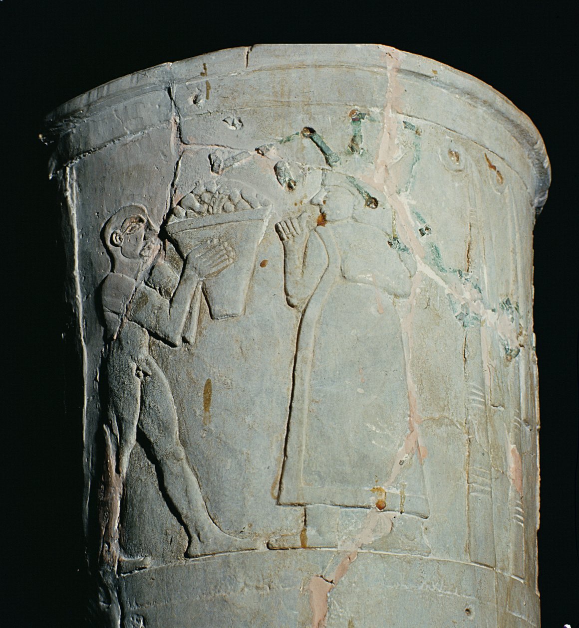 Bir kase meyve taşıyan bir adamı tasvir eden vazo (toprak kap) by Mesopotamian