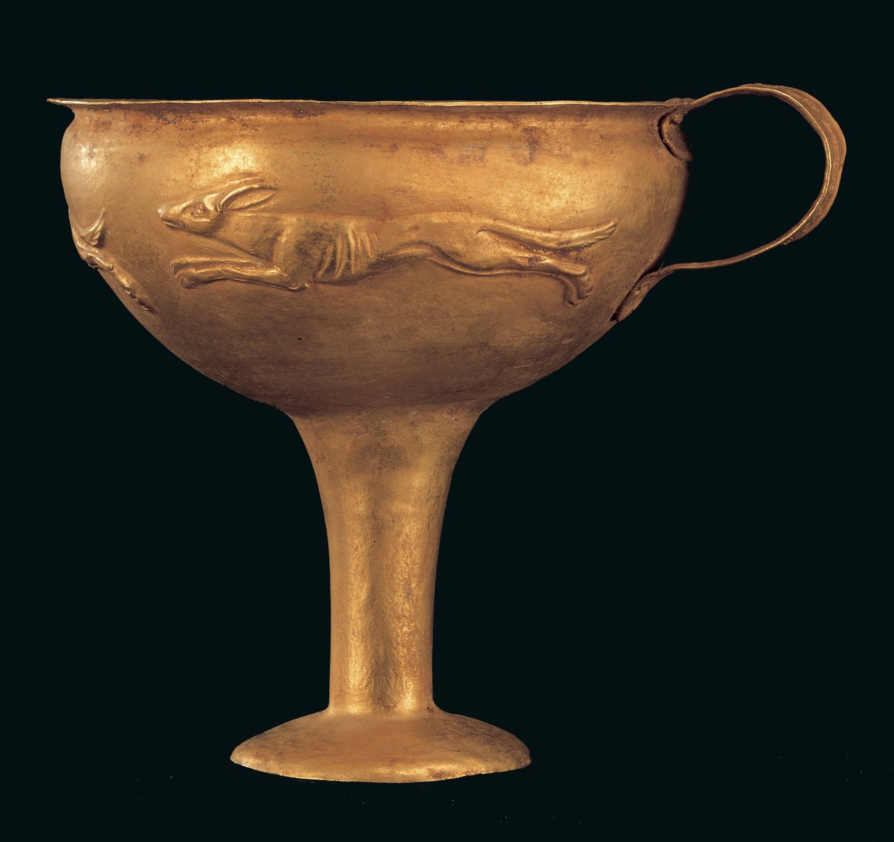 Köpek avını betimleyen repousse bezemeli tek kulplu kyliks, Geç Hellas IIB-IIIA 1 Dönemi (altın) by Mycenaean