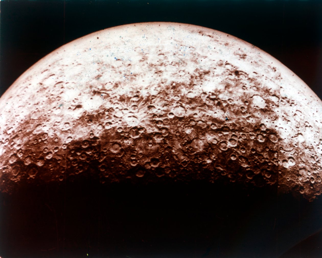 Merkür gezegeninin yüzeyi. by NASA Images