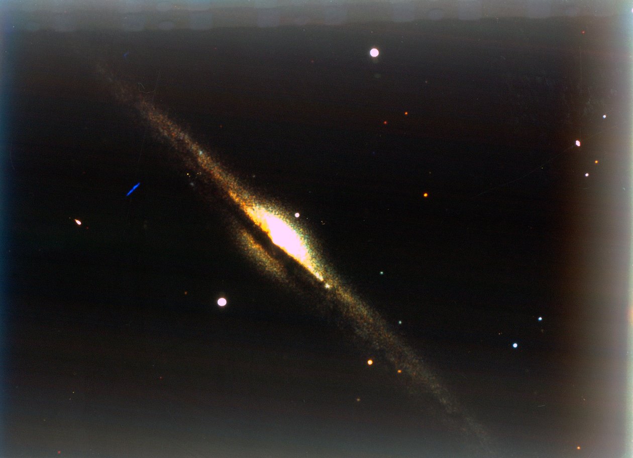 Berenices Komasındaki İğne Gökadası. by NASA Images