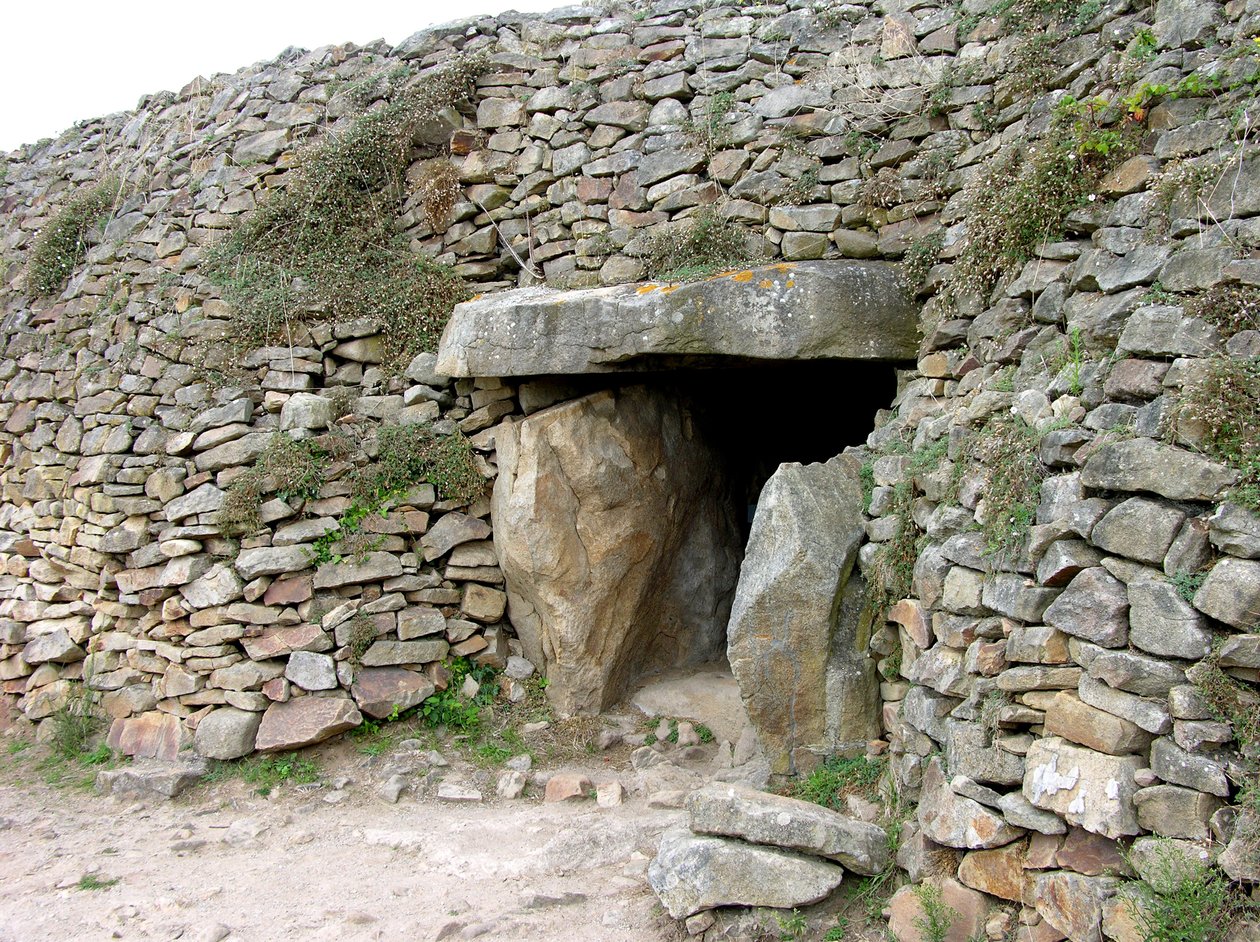 Geçit mezarına giriş, keşfedilen 1825 by Neolithic