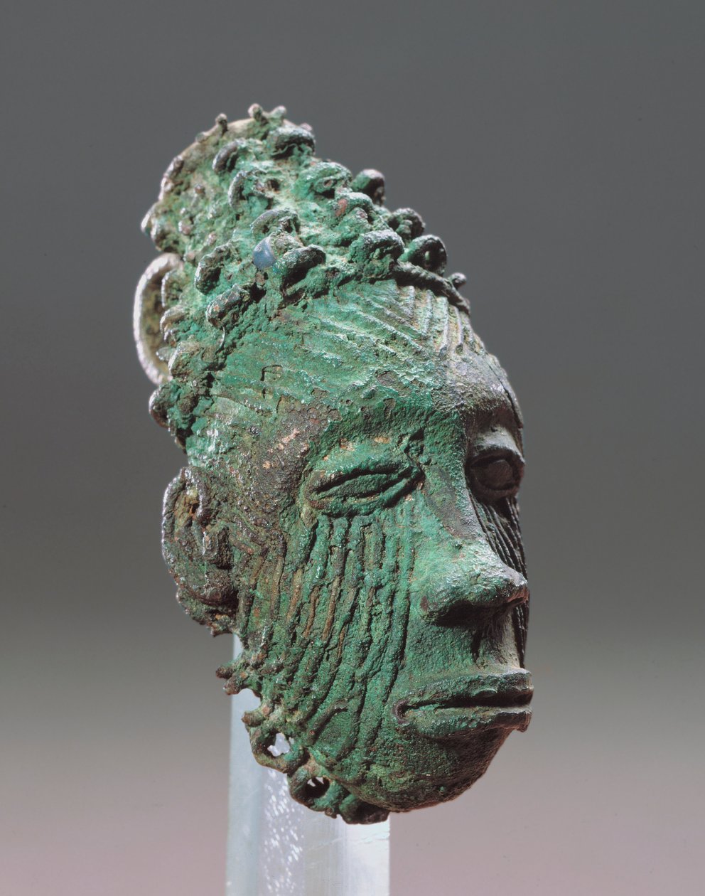 İnsan kafasını temsil eden kolye, Igbo-Ukwu, 9. - 10. yüzyıl (kurşunlu bronz) by Nigerian