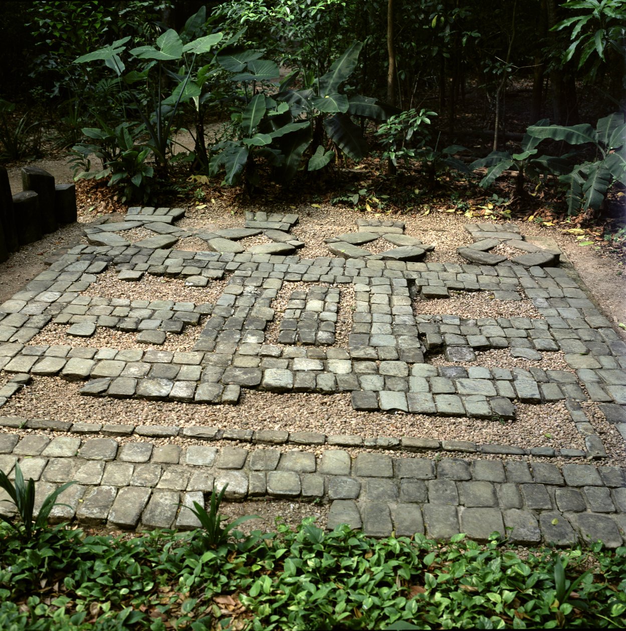 Bir jaguarın stilize edilmiş ağzını gösteren kaldırım, Klasik Öncesi Dönem (taş mozaik) by Olmec