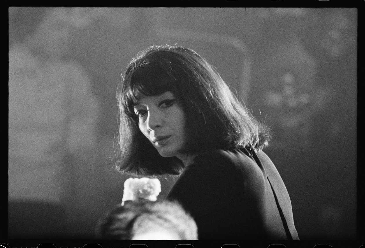 Juliette Greco dumanlı gece kulübünde by Orlando Suero