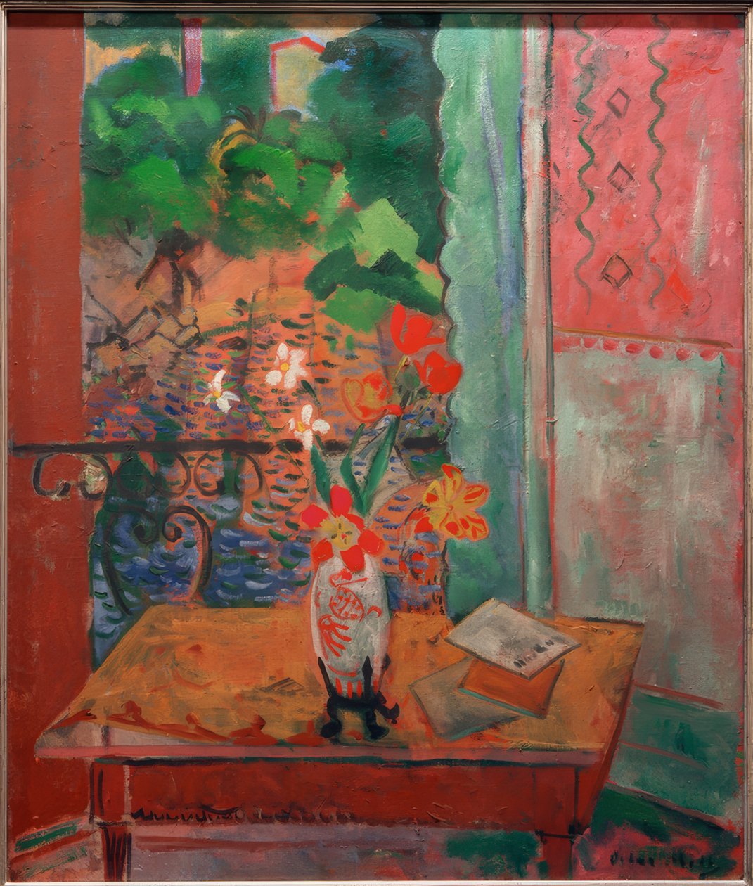 Açık bir balkon kapısının önünde çiçek buketi by Oskar Moll