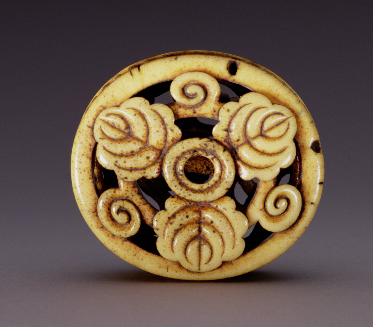 Netsuke kutu şeklinde (hako) c.1870 (geyik boynuzu) (kapak için bkz. 195498) by Ozaki Kokusai