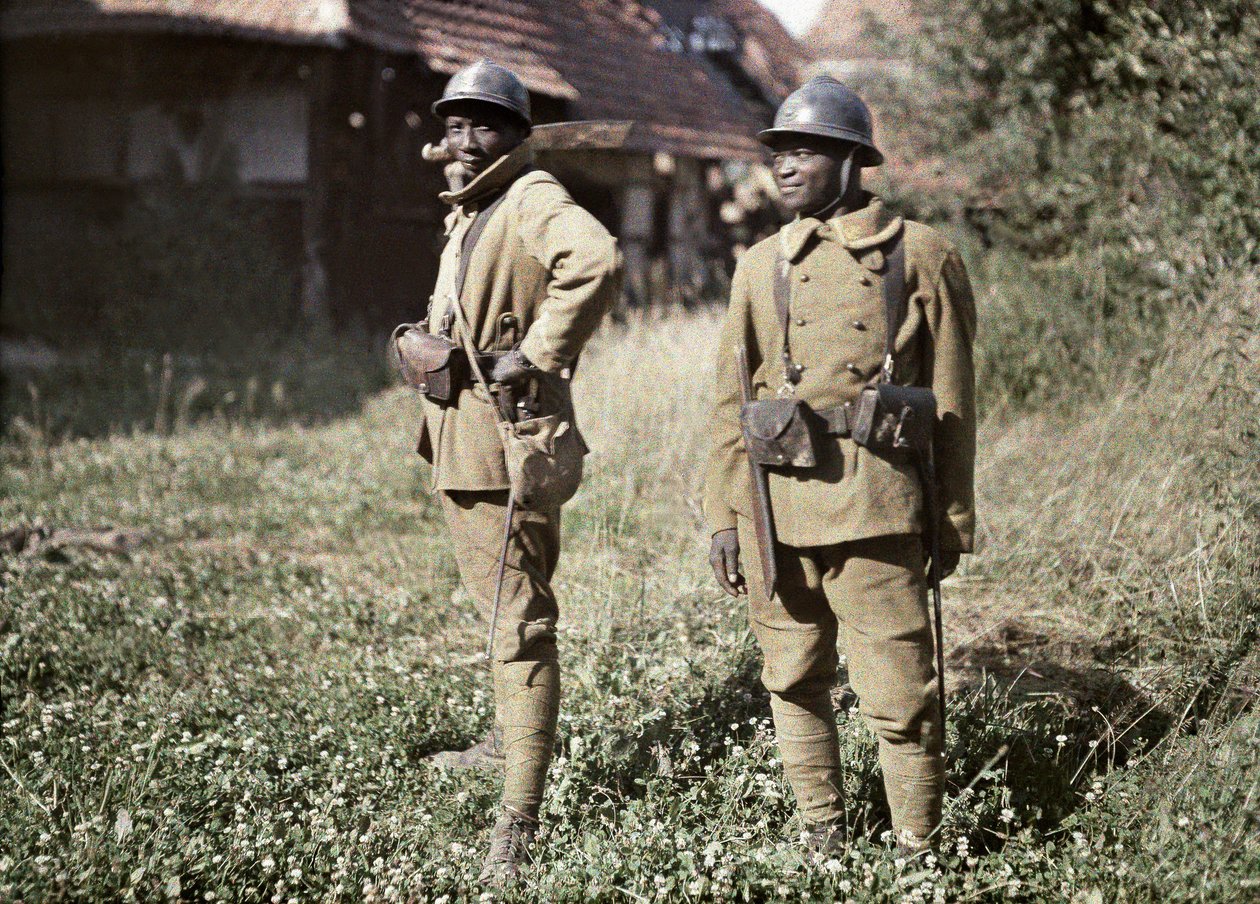 Fransız Ordusunda piyade olarak görev yapan iki Senegalli asker, Fransa, 22 Haziran 1917 (otokrom) by Paul Castelnau