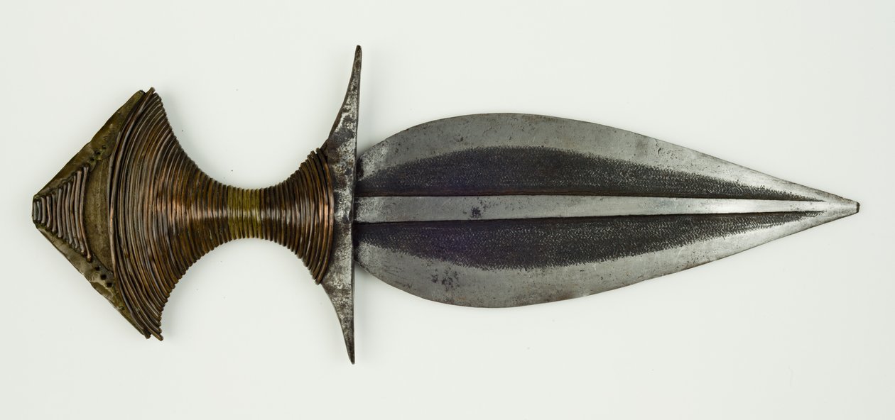 Hançer (kararmış çelik, pirinç, bakır ve ahşap) by People Fulani