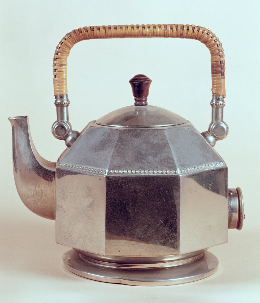 A.E.G. için tasarlanmış elektrikli su ısıtıcısı, c.1908 by Peter Behrens