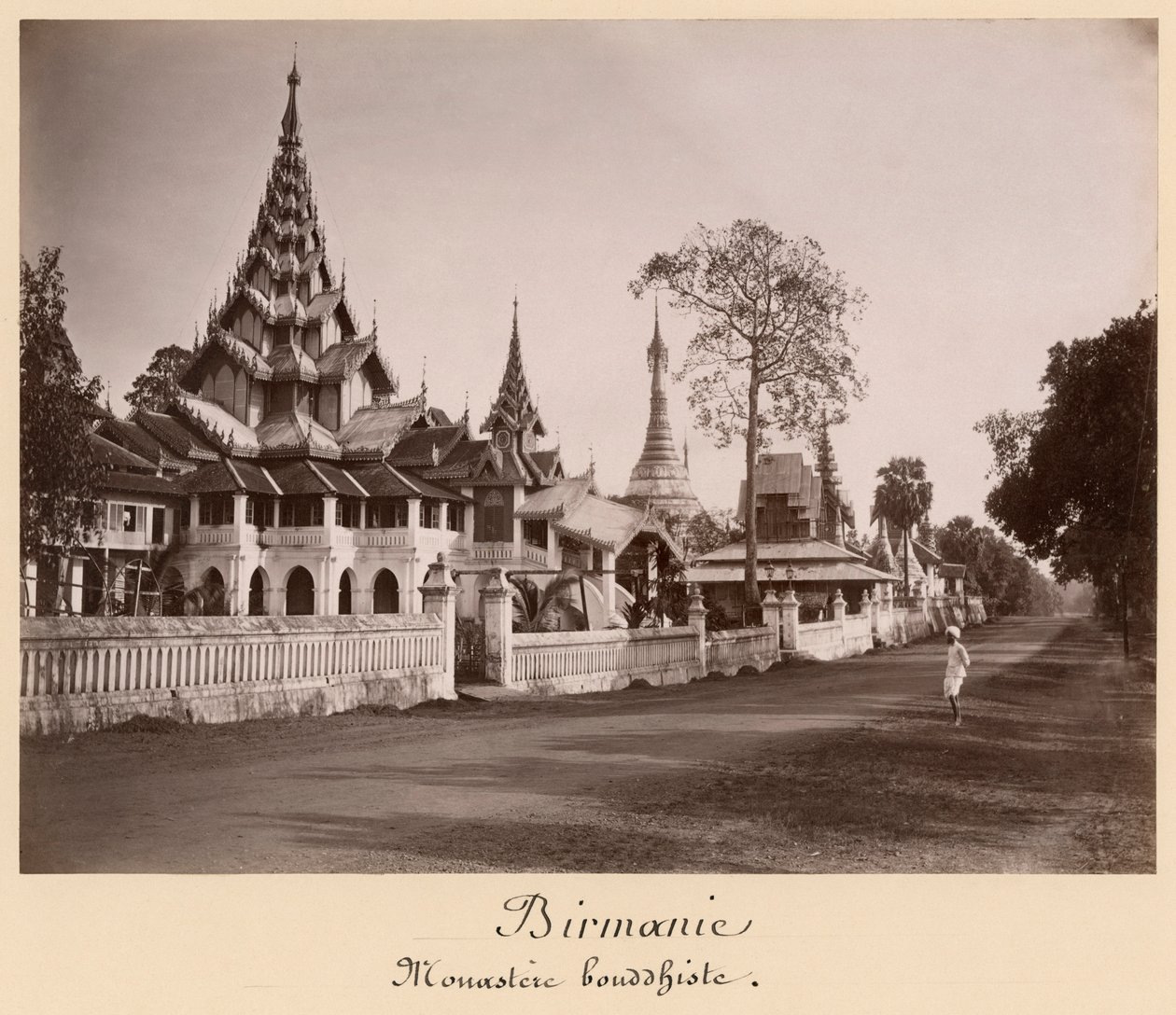 Moulmein, Burma, 1890 dolaylarında Wayzayanda manastırı ve pagodaları (albüm baskısı) by Philip Adolphe Klier