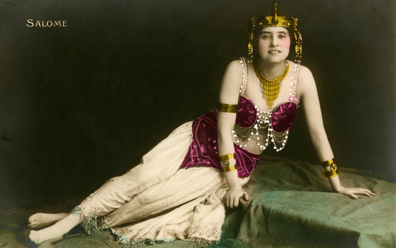 Salome Ortaya Çıkan Bir Kostümle Baştan Çıkarıcı Bir Şekilde Poz Verdi by Photographer French