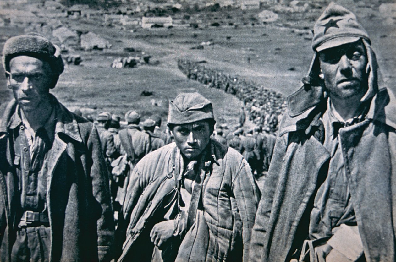 Almanlar tarafından yakalanan Rus savaş esirleri by Photographer German
