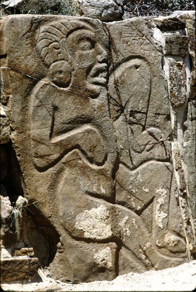 Bir Danzante (dans eden) figürünün oyulması, MÖ 600-200 dolayları by Pre Columbian Pre Columbian