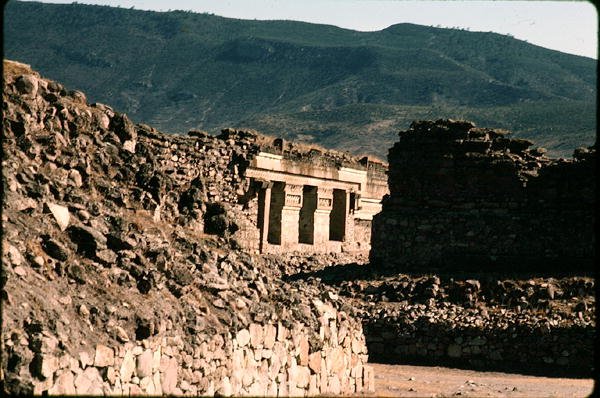 Duvarların ve bir tapınak girişinin görünümü by Pre Columbian Pre Columbian