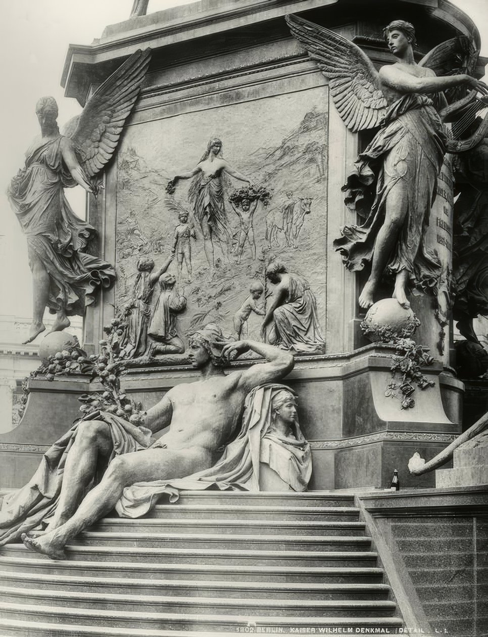 Berlin, Kaiser Wilhelm I anıtı, üs by Reinhold Begas