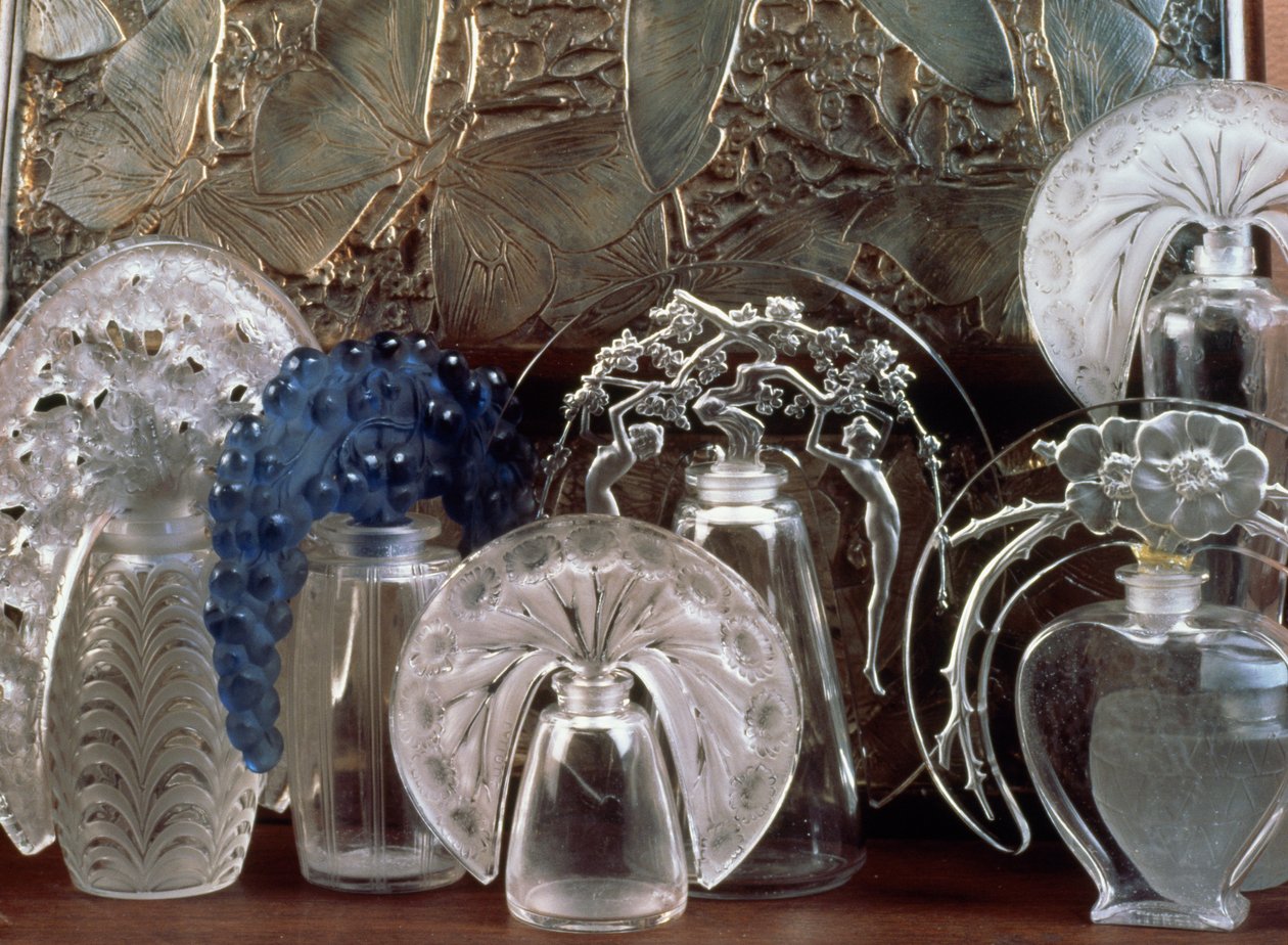 Bardakta parfüm şişesi by Rene Jules Lalique