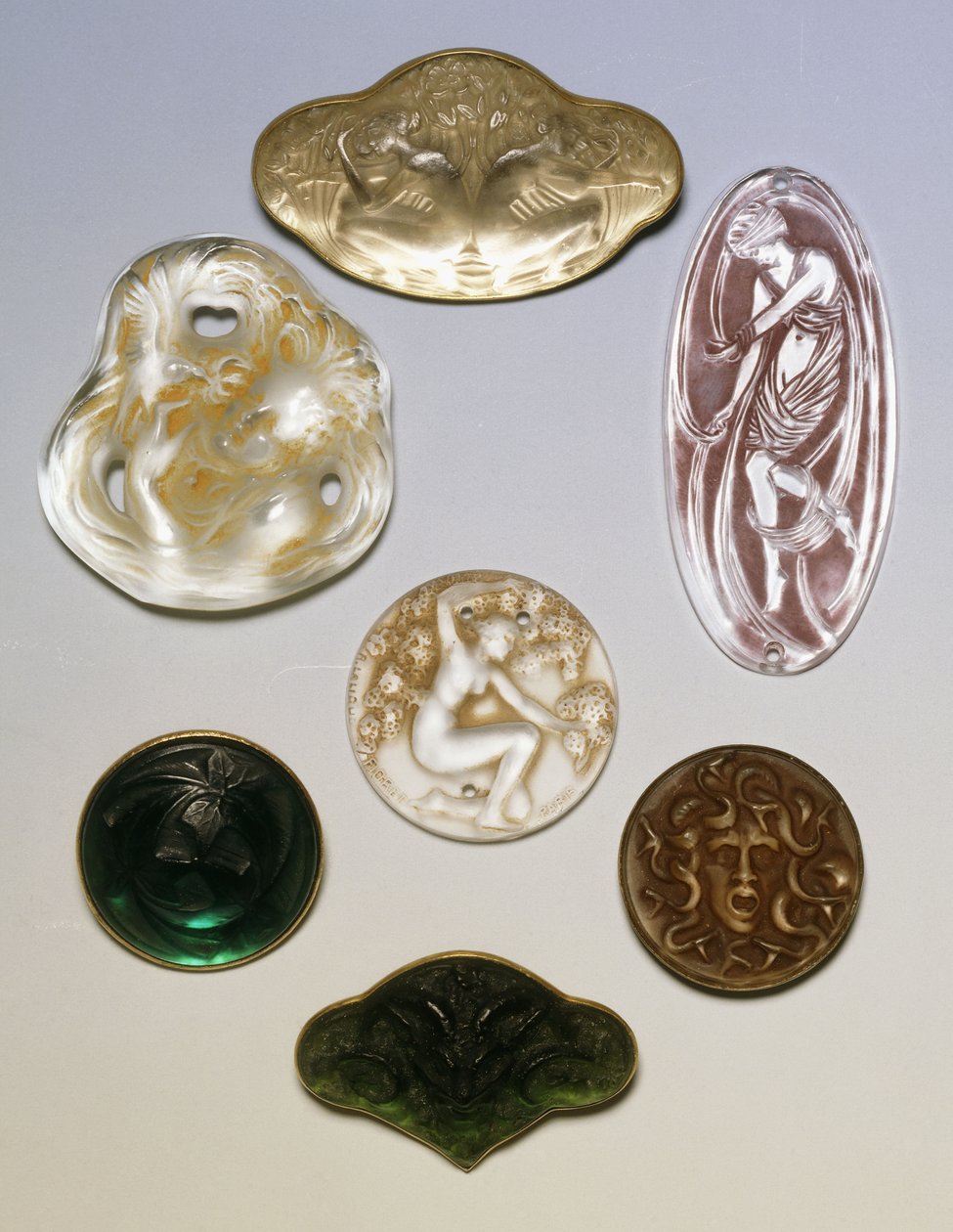 Çeşitli cam broşlar, mühürler ve kolye uçları by Rene Jules Lalique