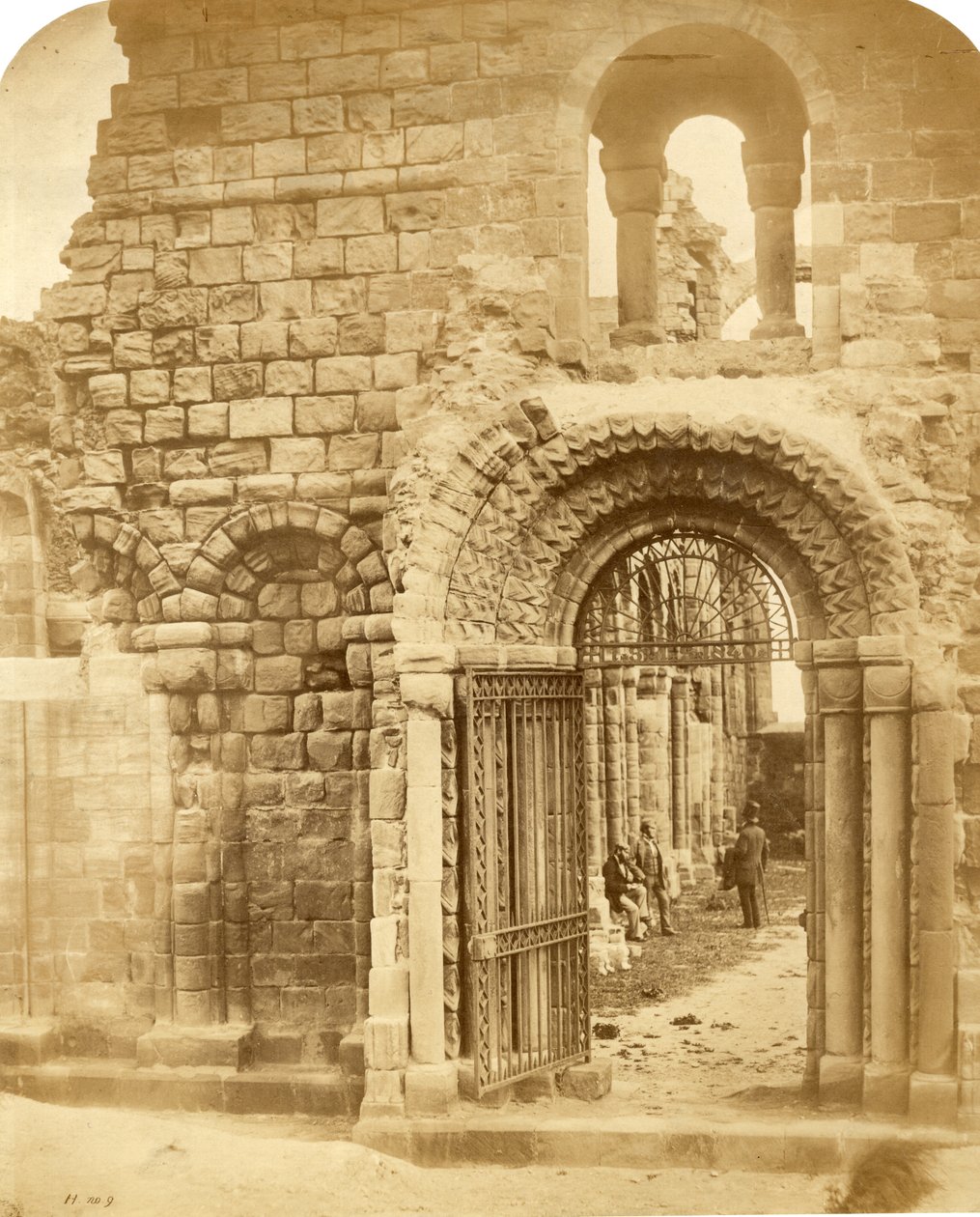 Üç adamla kilise kalıntıları (tuzlu kağıt baskı) by Roger Fenton