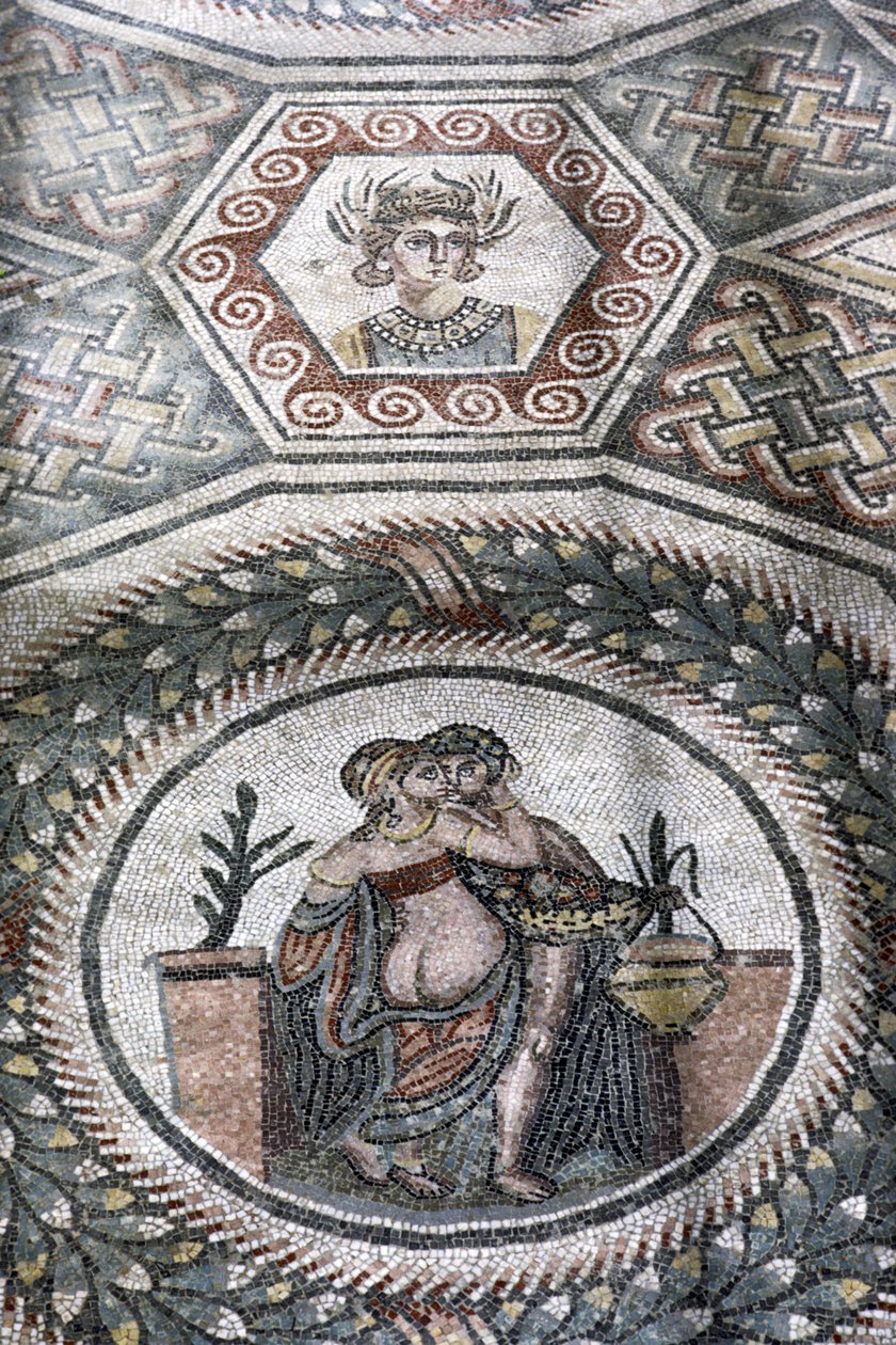 Bir yuvarlak içinde kucaklayan bir çift (mozaik) by Roman