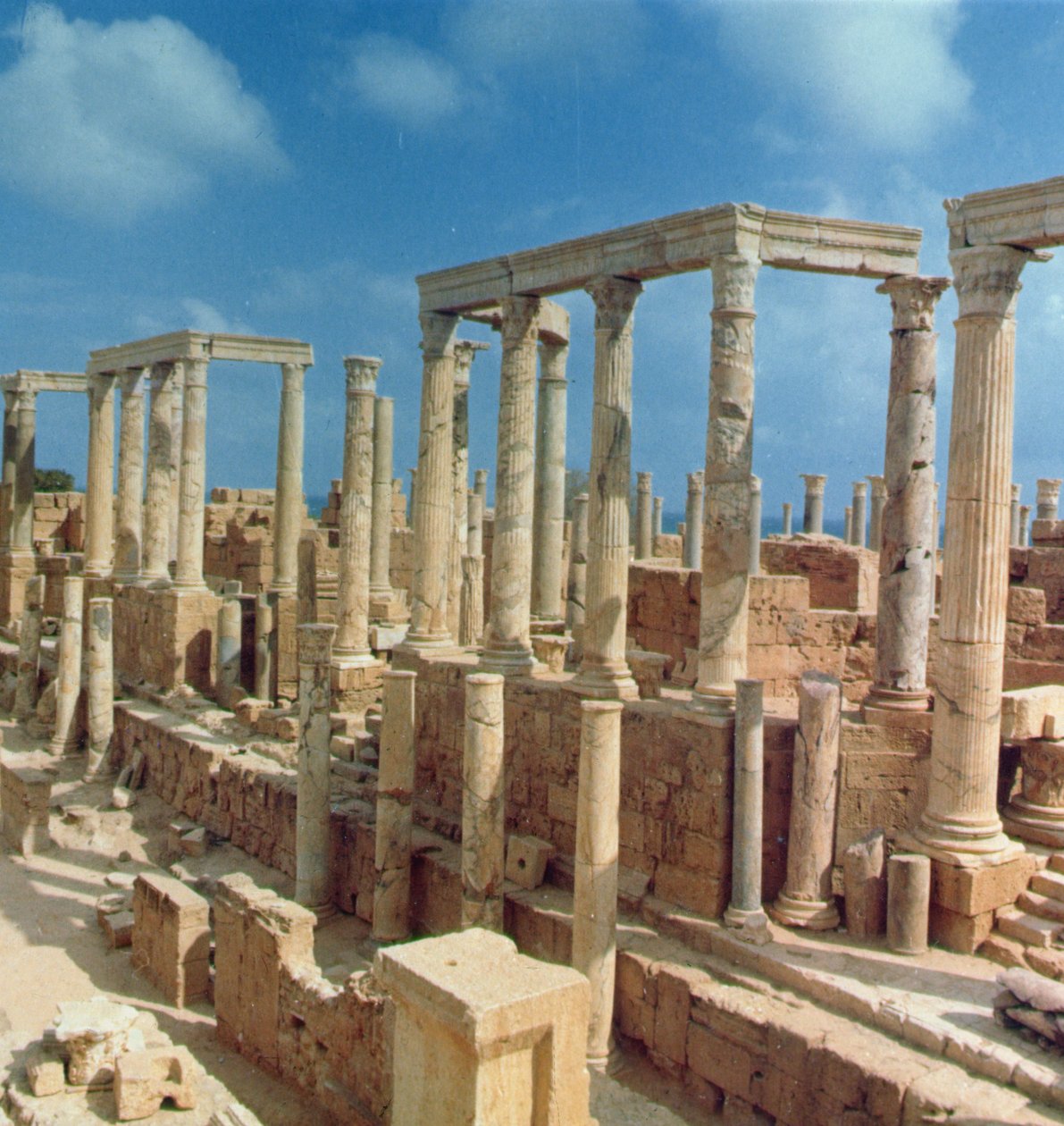ಥಿಯೇಟರ್ ಟರ್ಕಿಯಿಂದ ಸುಣ್ಣದ ಕಾಲಮ್ಗಳು by Roman