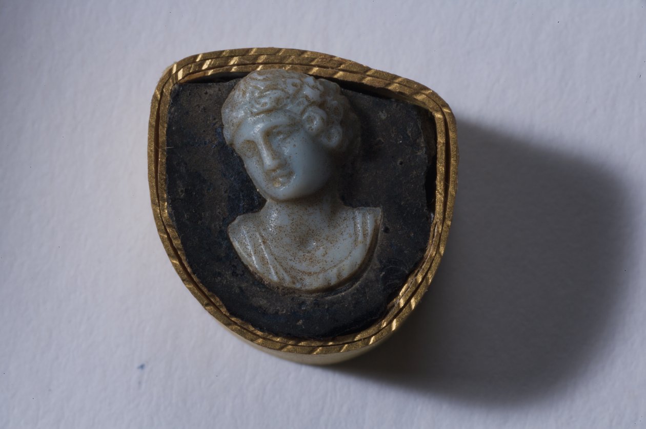 Bir kadın büstünün Roma minyatürü (cam) by Roman Imperial Period