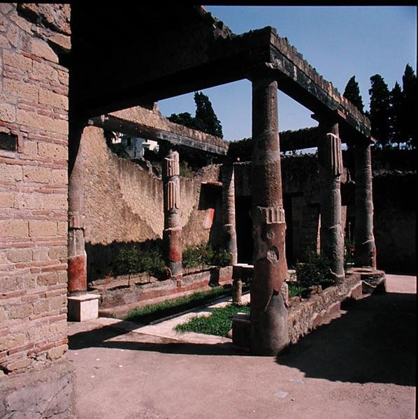Korint Atrium Evi by Roman Roman