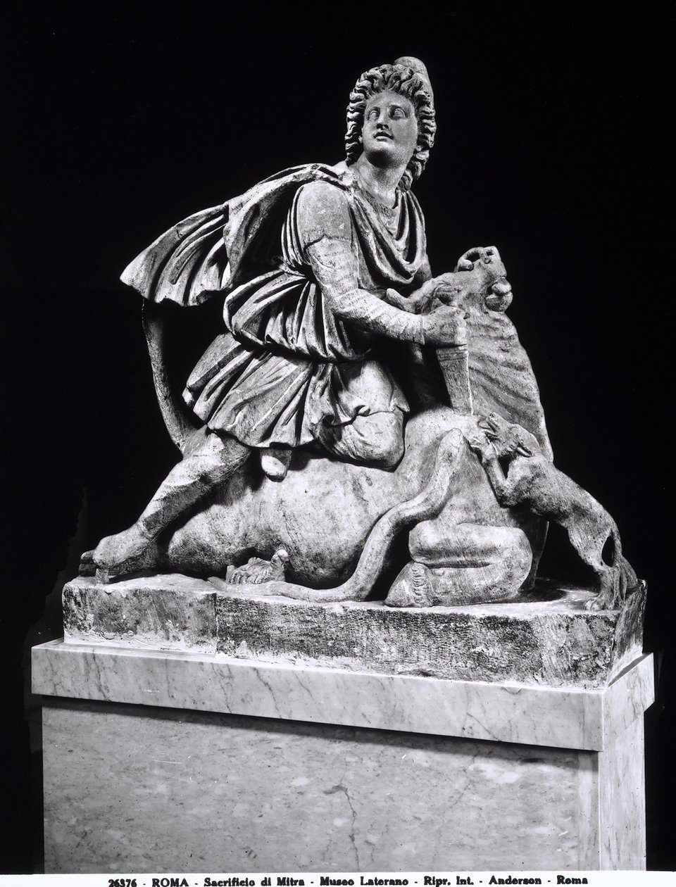 Mithras boğayı öldürürken (mermer) by Roman