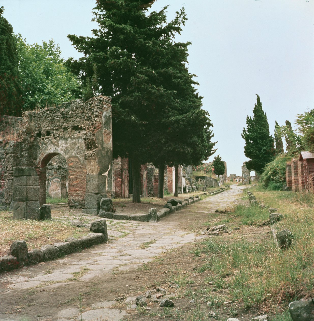 Mezar Yolu ve Herculaneum Kapısı by Roman