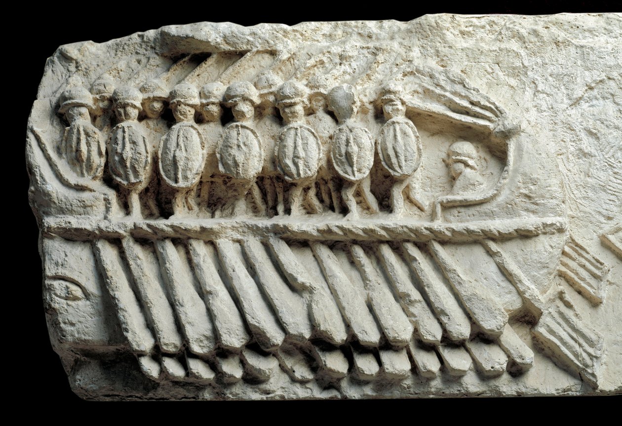 Silahlı asker taşıyan Bireme (Alçak kabartma) by Roman Roman