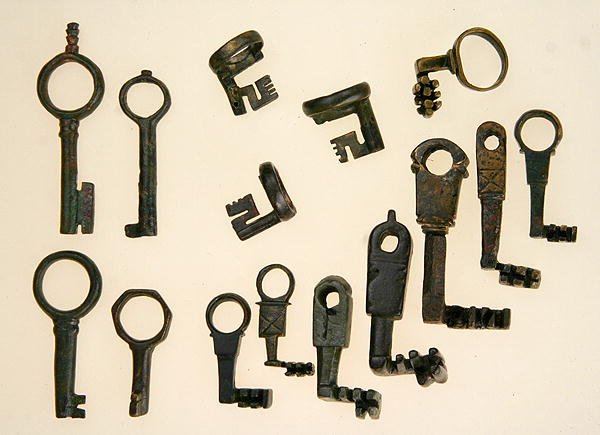 Tuş Seçimi (bronz) by Roman Roman