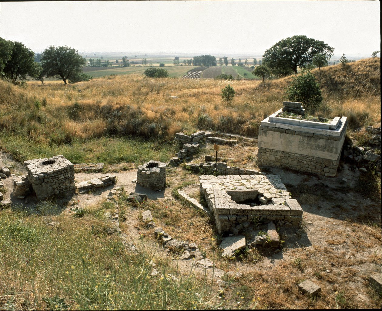 Tapınak ve kurban sunağı by Roman Roman