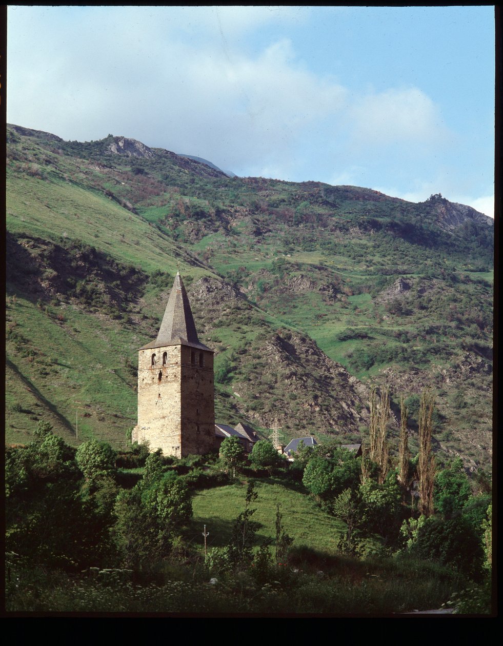 Kilisenin çan kulesi by Romanesque