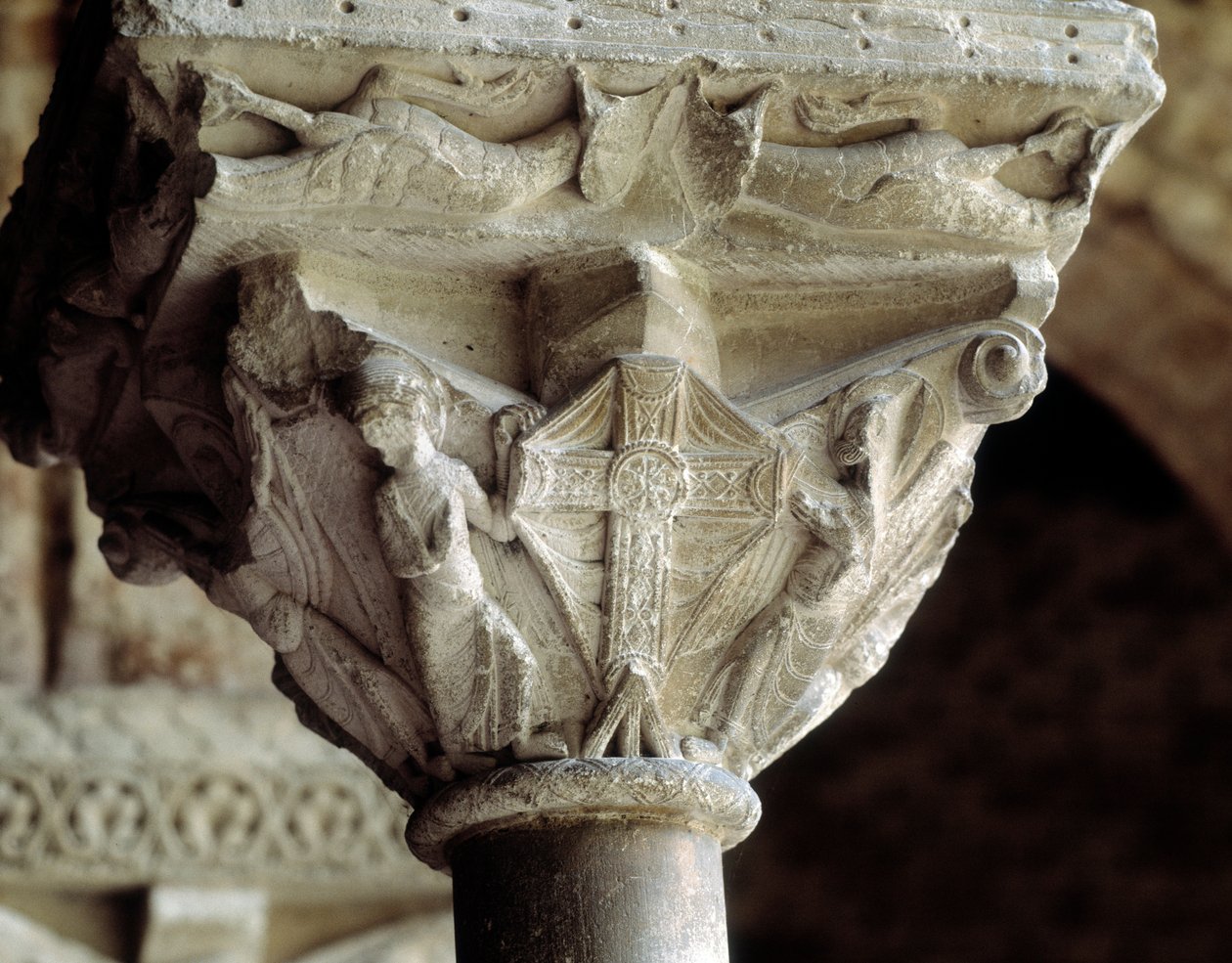 Şanlı haçı temsil eden sermaye (heykel by Romanesque
