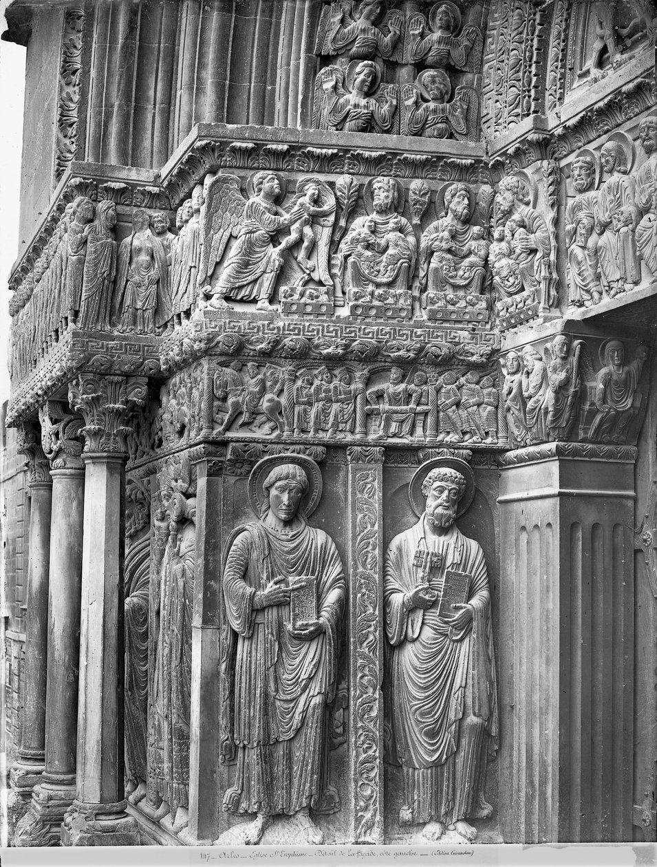 Kilise portalının sol tarafı by Romanesque