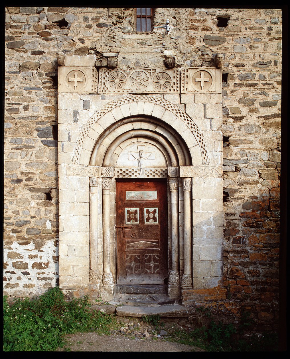 Kilisenin portalı by Romanesque