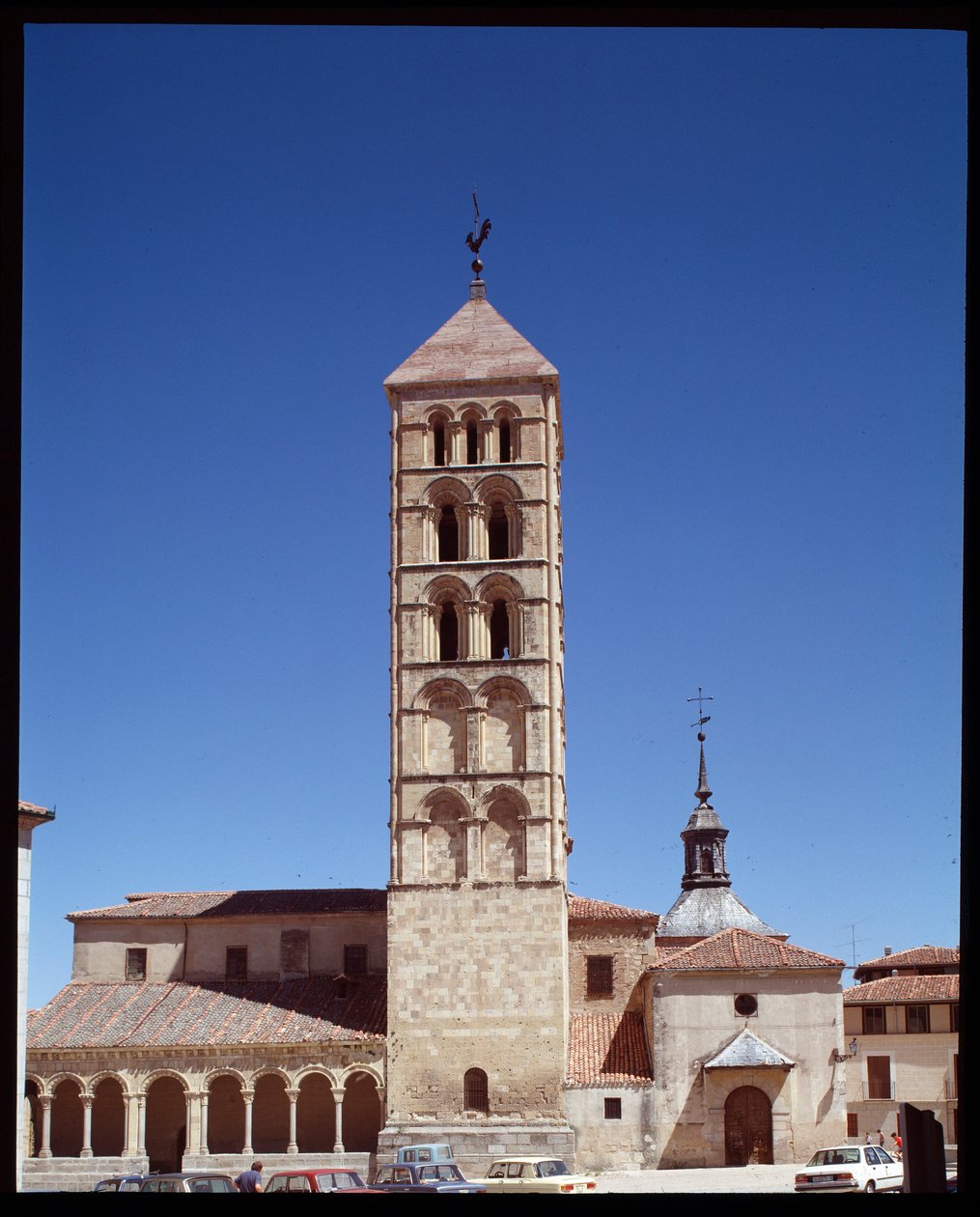 Kilisenin görünümü by Romanesque
