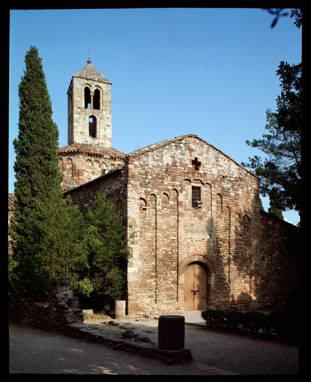 Kilisenin görünümü by Romanesque
