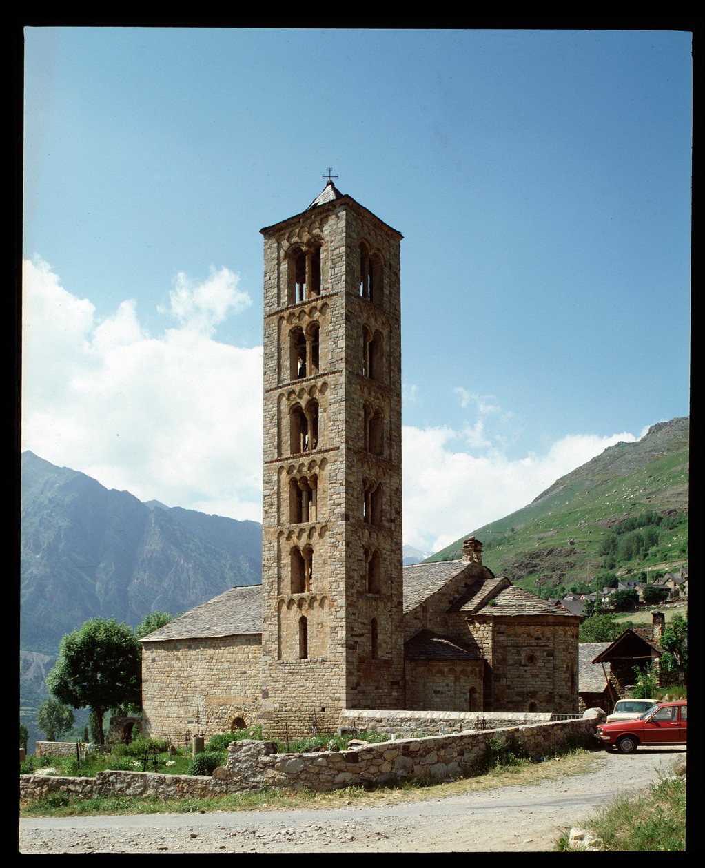 Kilisenin görünümü by Romanesque