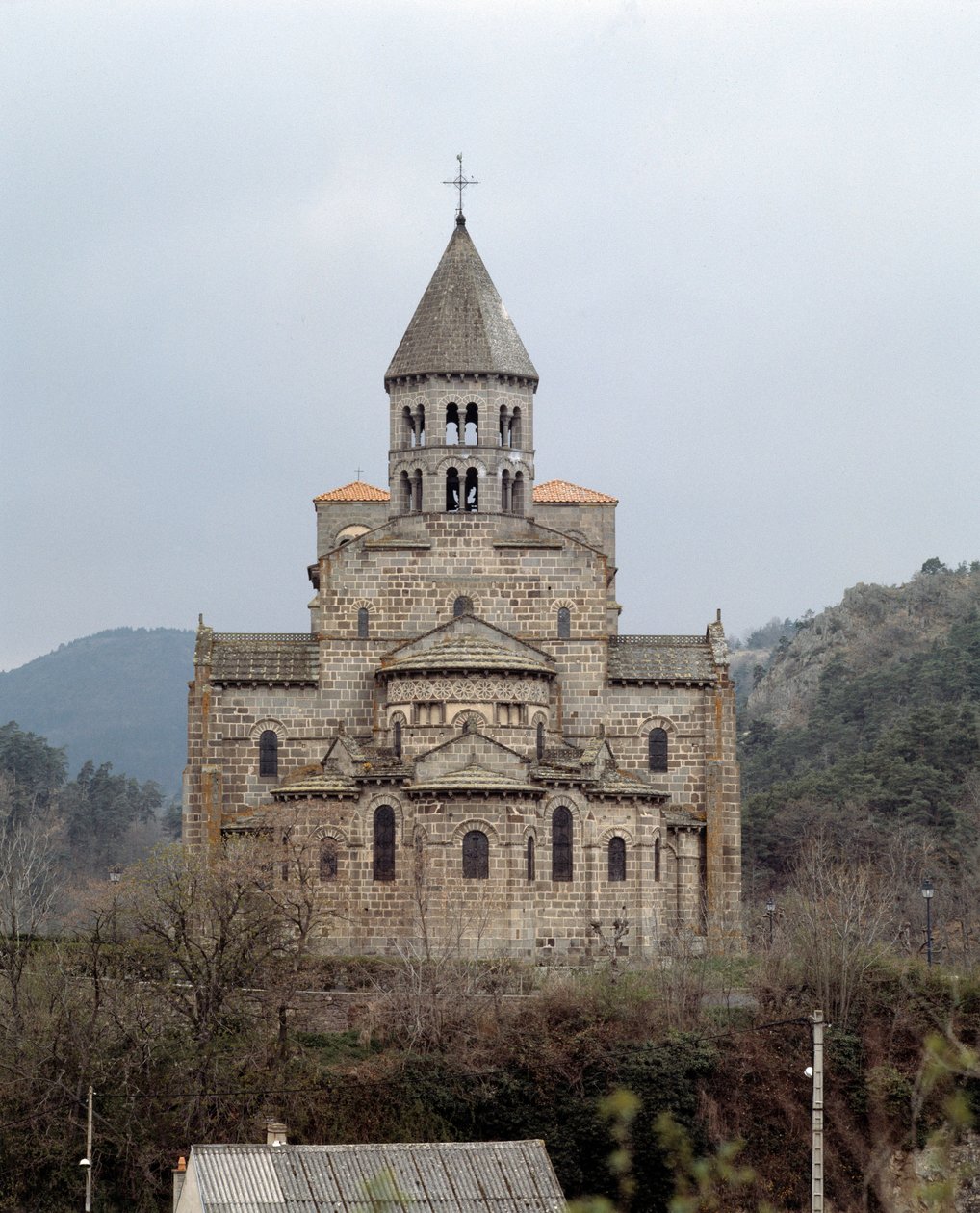 Kilisenin görünümü by Romanesque