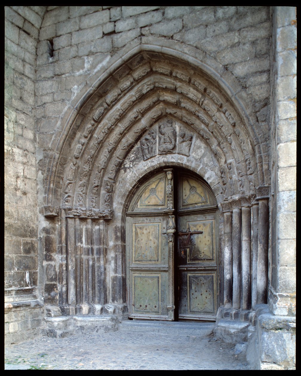 Kilisenin görünümü by Romanesque
