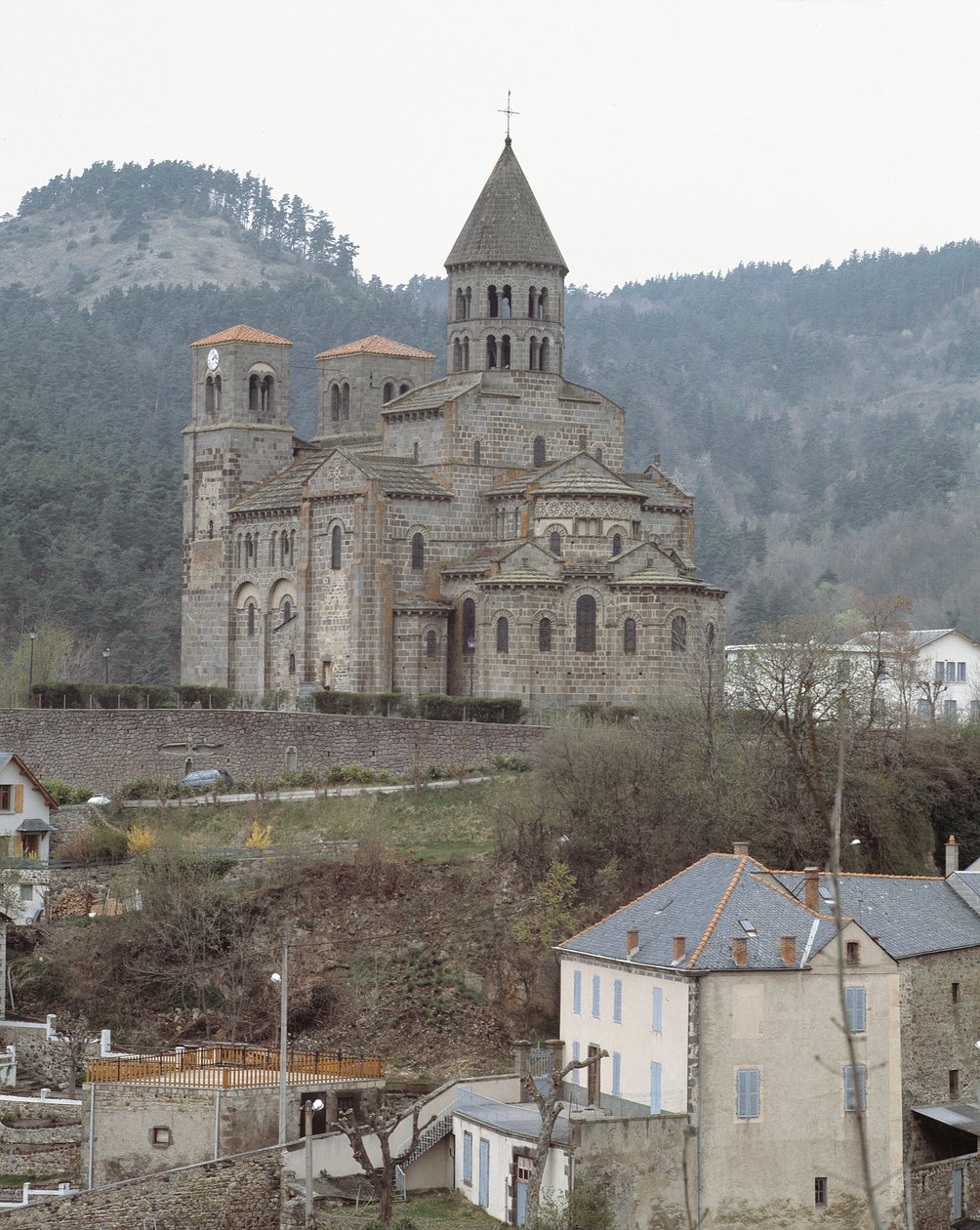 Kilisenin görünümü by Romanesque