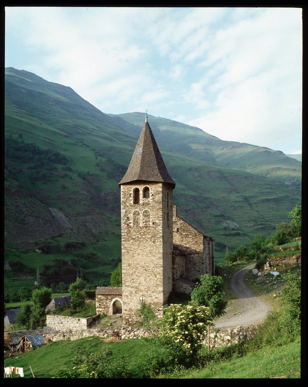 Kilisenin görünümü by Romanesque