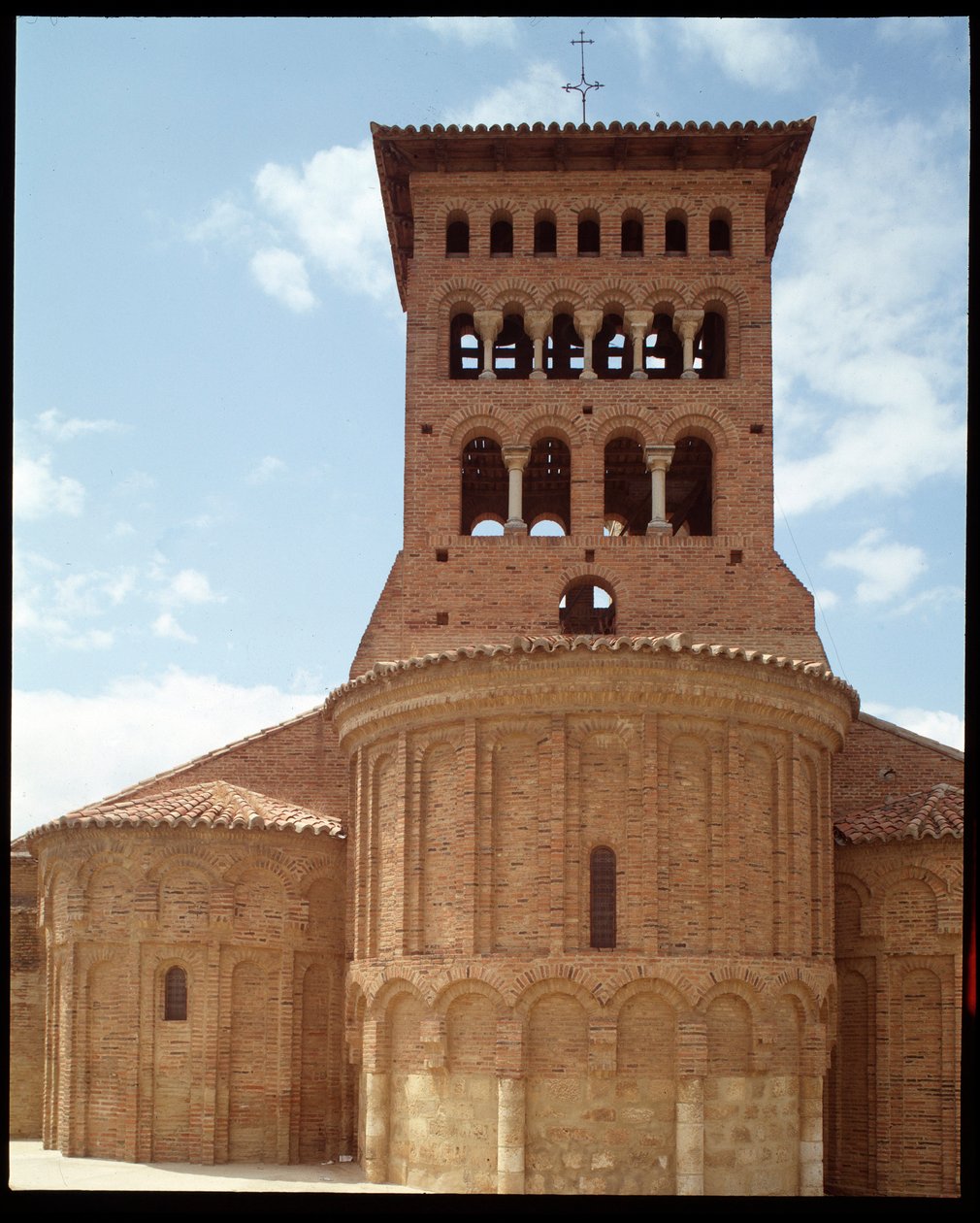 çan kulesi ile kilisenin Görüntüle by Romanesque