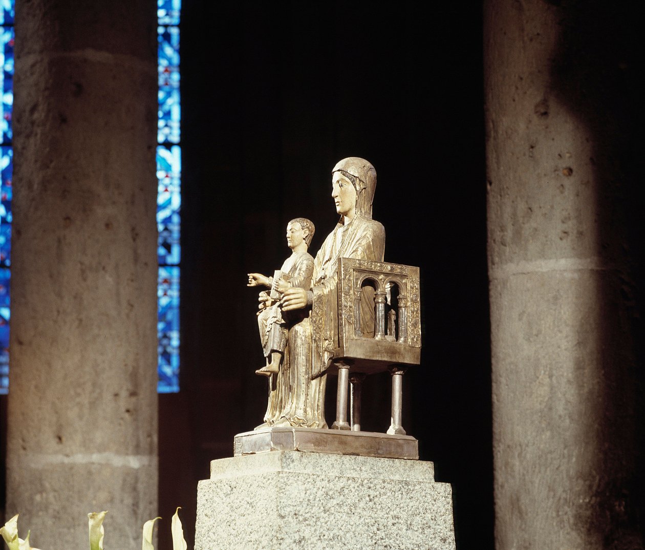 Bakire ve Çocuk (heykel) by Romanesque