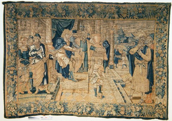 Firavunun tacında duran Musa (goblen) by School Flemish