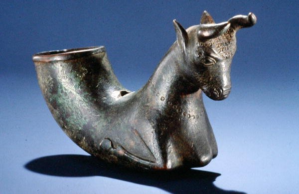 ಮಡಿಸಿದ ಕಾಲುಗಳನ್ನು ಹೊಂದಿರುವ ಬುಲ್, c.550-330 BC (ಕಂಚಿನ) ಟರ್ಕಿ by School Persian