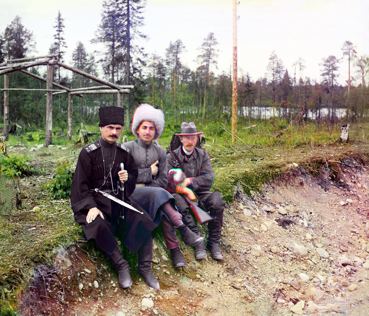 Fotoğrafçı Sergey Mihayloviç Prokudin-Gorsky ve Kazak elbiseli iki adam, Murmansk Demiryolu, Rus İmparatorluğu 1915 by Sergey Prokudin Gorsky
