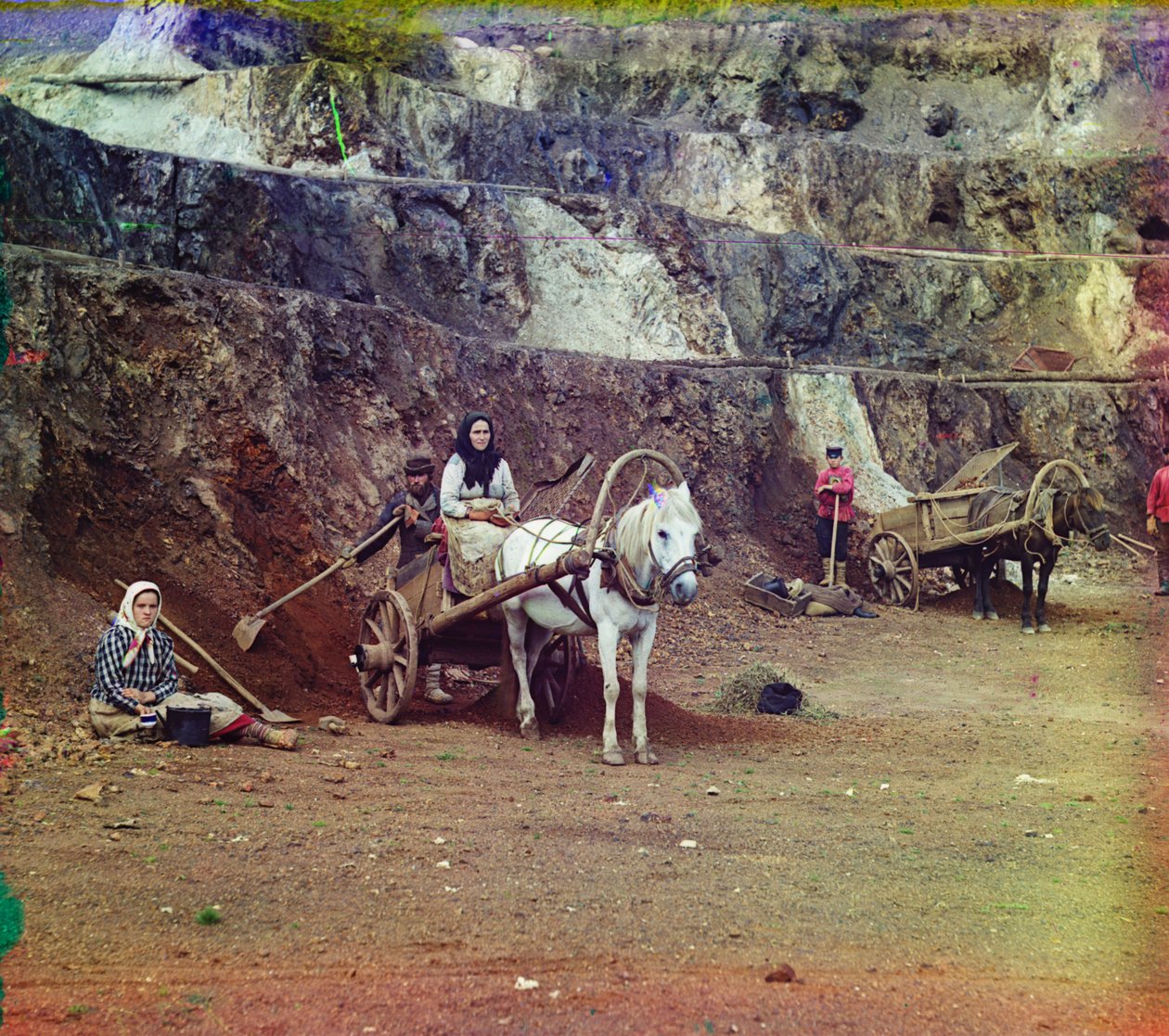 Bakalı tepelerindeki demir madenlerinde çalışan kürek ve at arabalı bir aile, 1905-1915 by Sergey Prokudin Gorsky