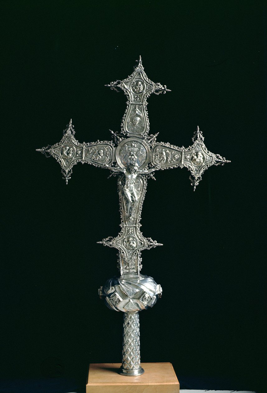 İşlemeli haç, NOE M.Guenca olarak işaretlenmiş, c.1575-1600 (ahşap kaide üzerine yaldızlı gümüş koli) by Spanish School